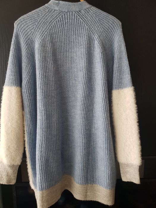 Голубой кардиган с меховыми рукавами