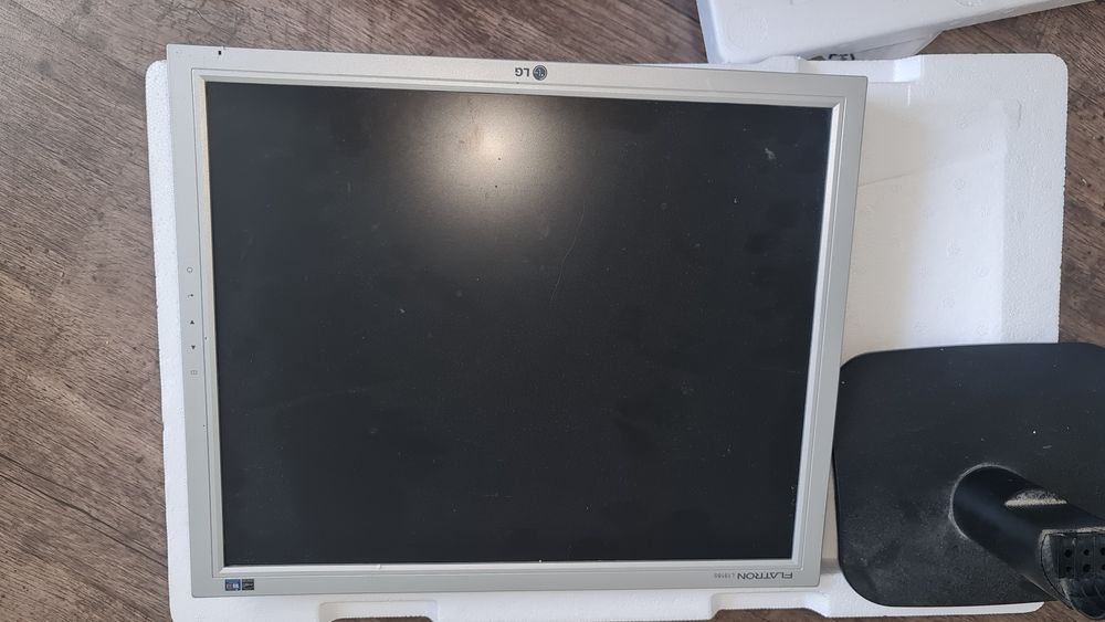 комп’ютер AMD Ryzen 5 з монітором