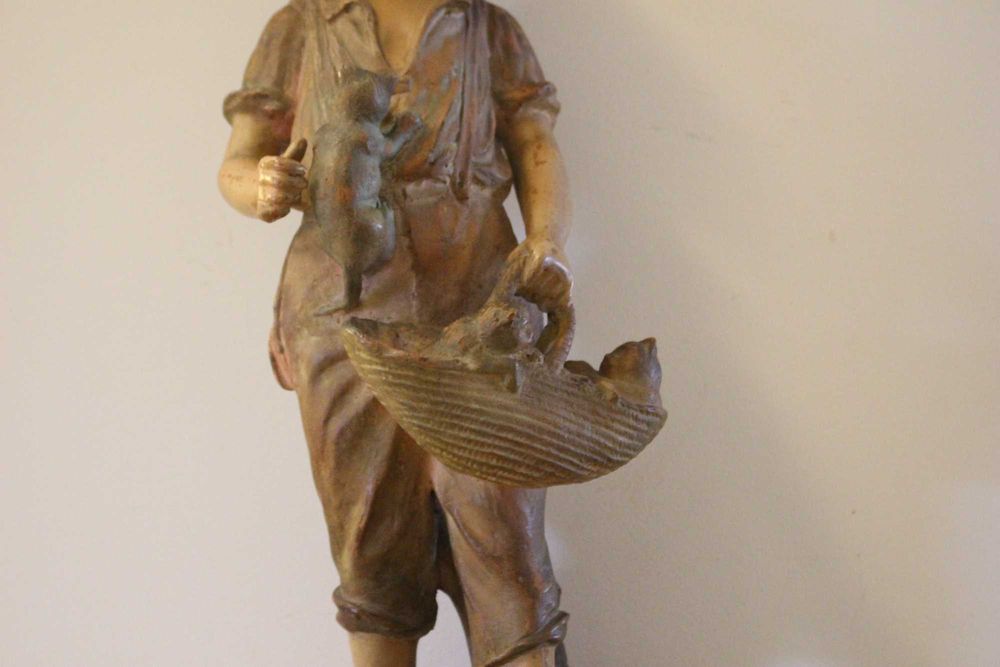 Escultura possivelmente Estatuária: O menino e os gatos