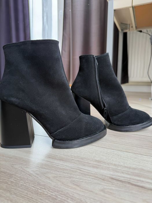 Nowe botki z naturalnego zamszu