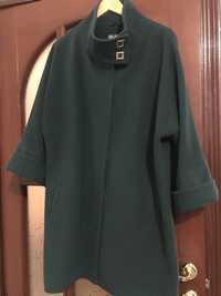 Стильное пальто темно-зелёного цвета