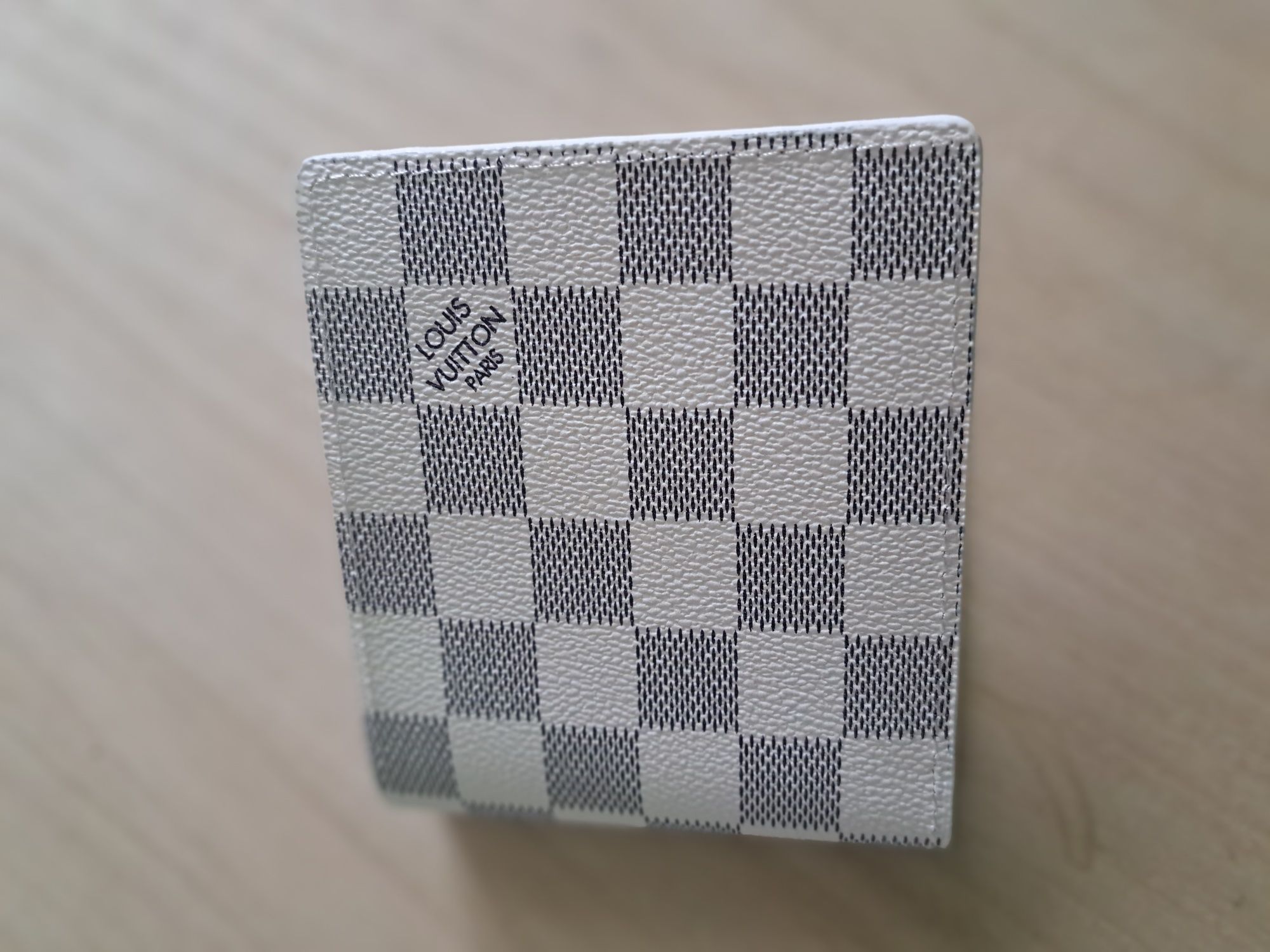 Biały portfel Louis Vuitton
