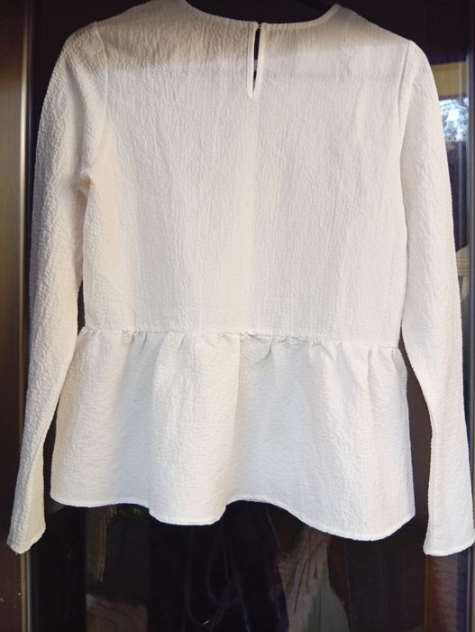 Blusa branca com manga comprida e folho