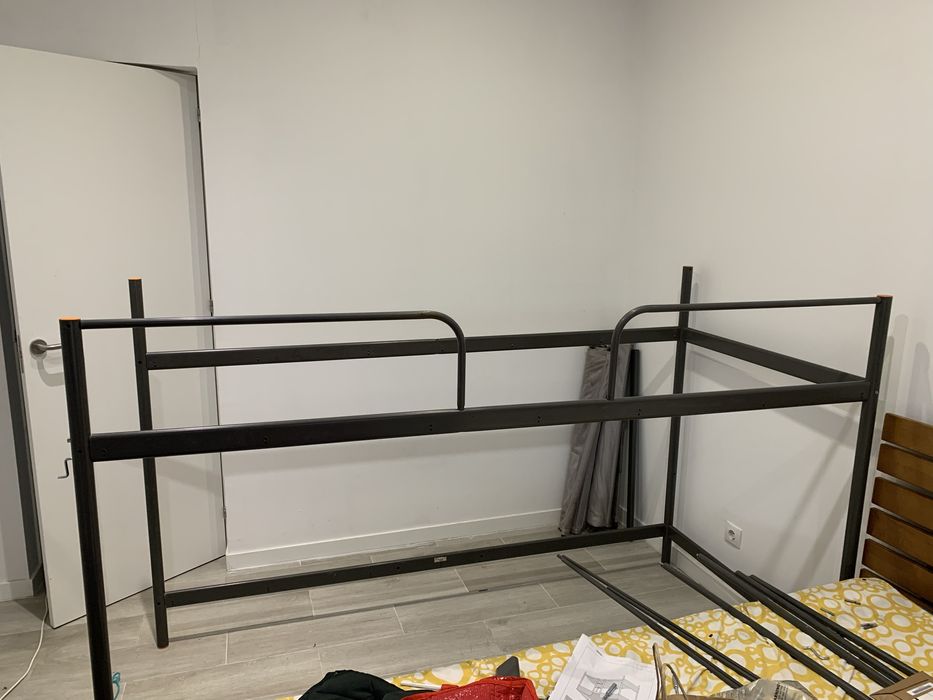 Cama praticamente nova.
