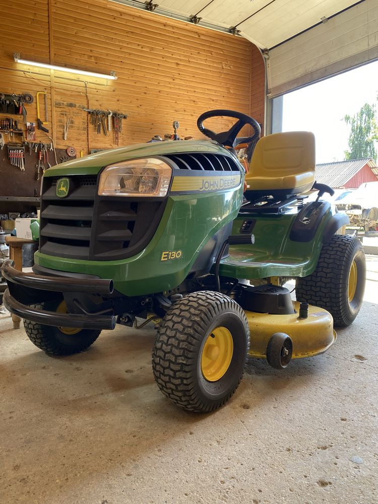 газонокосилка John Deere E130