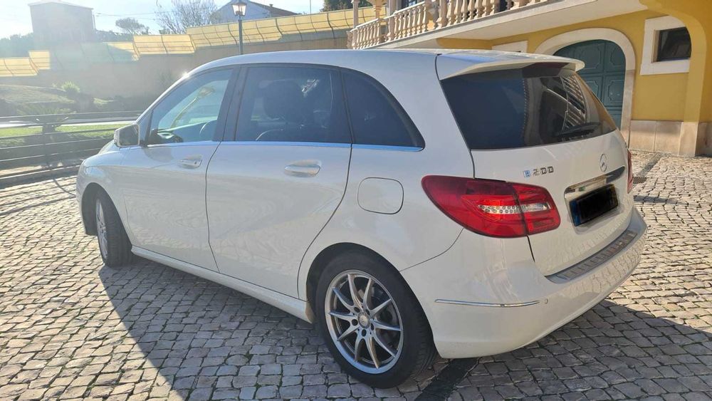 Mercedes- benz B200