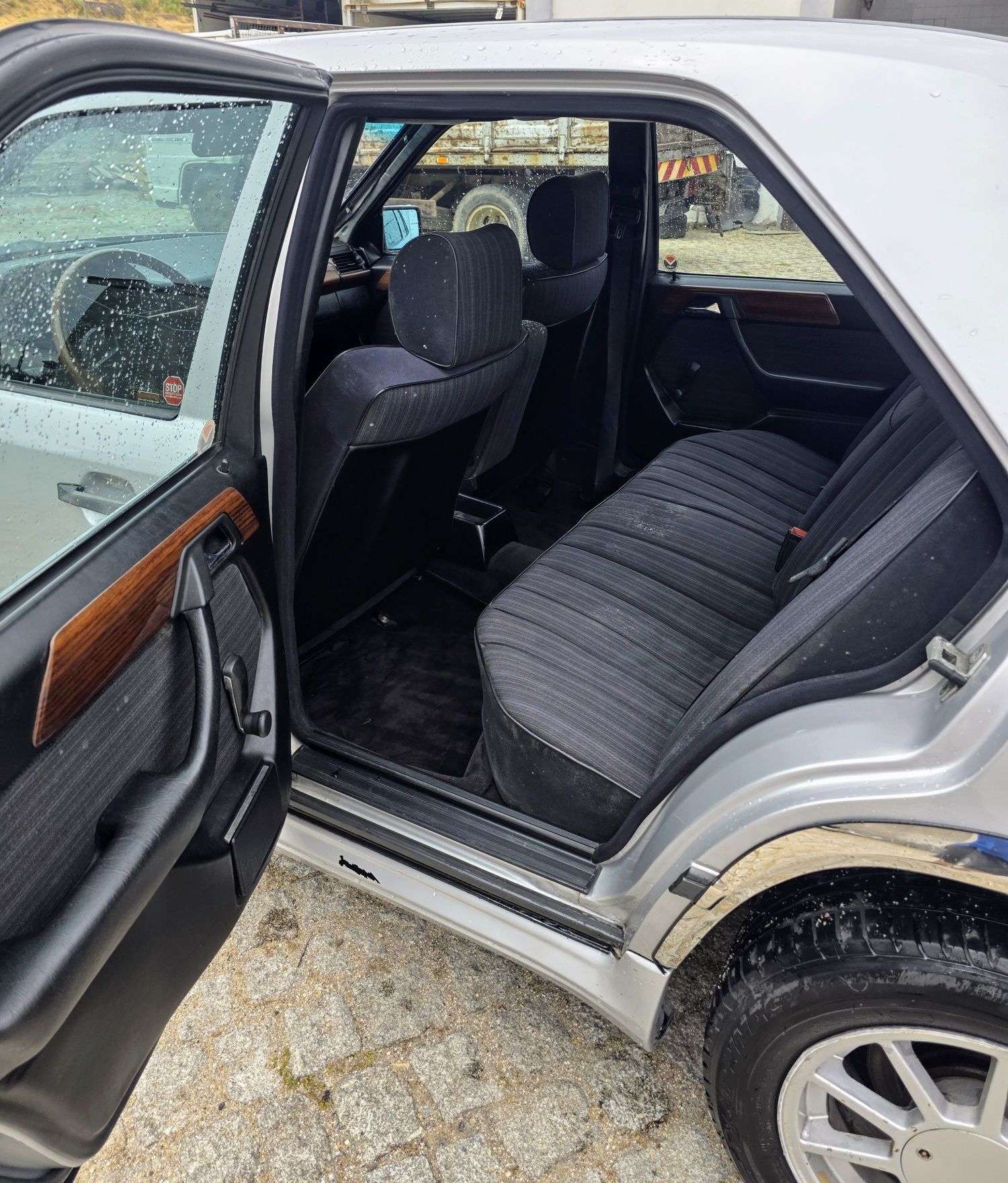 Mercedes-Benz 230E W124: