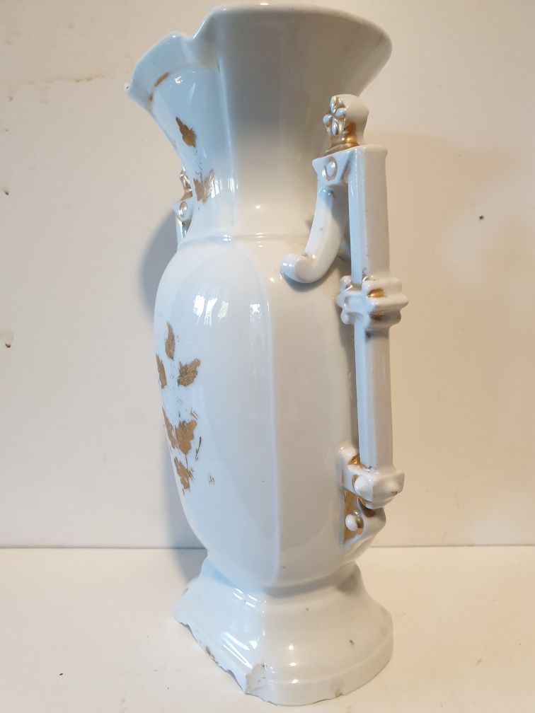 Antiga jarra de altar em porcelana francesa