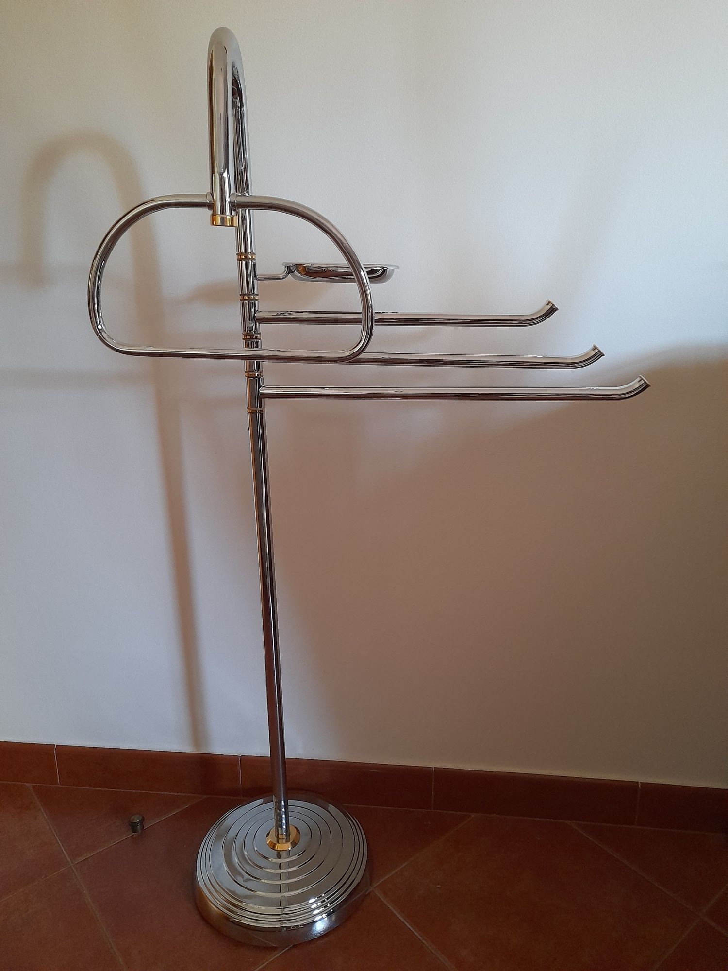 Toalheiro de pé cromado com dourados com 110 cm de altura