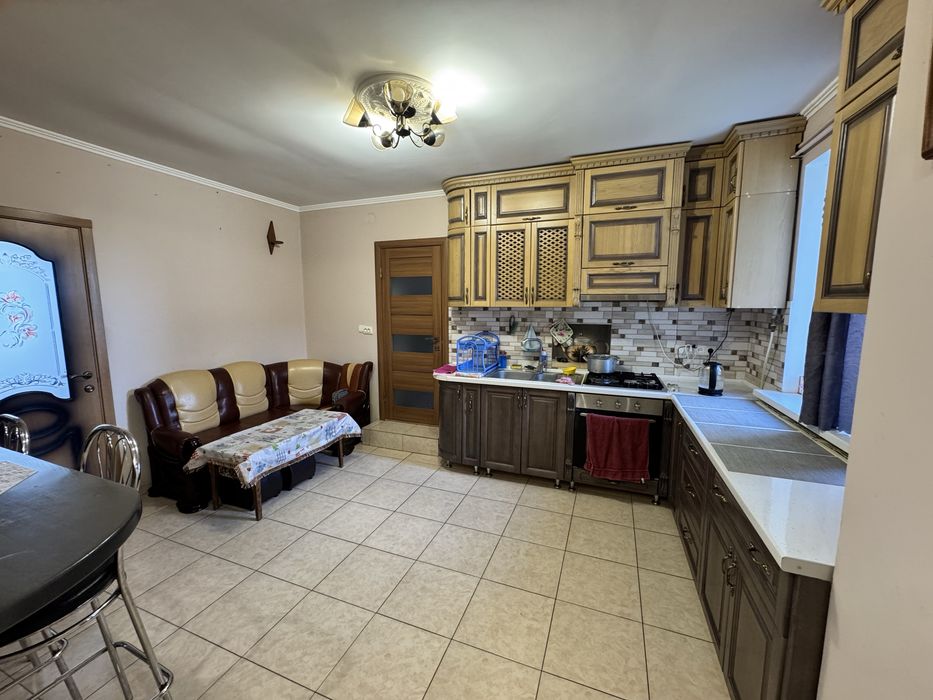 Будинок з новим ремонтом і технікою, великою ділянкою в м.Кременець Те