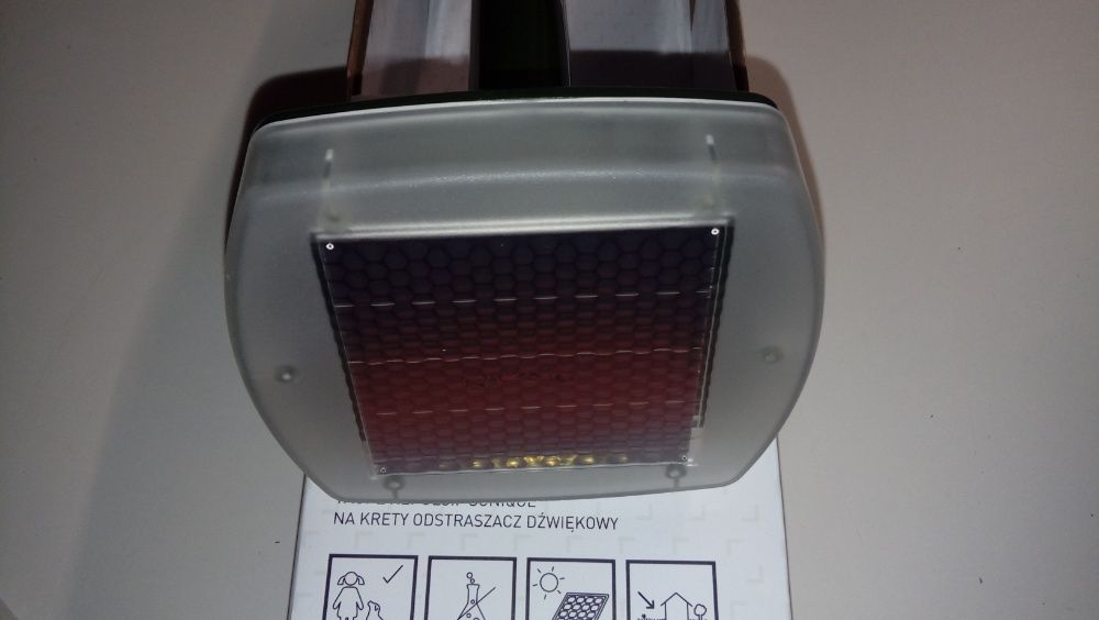 Solarny ultradźwiękowy odstraszacz kretów