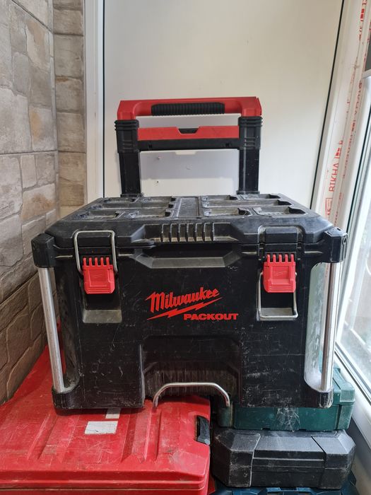 Чемодан-тележка-кейс Milwaukee  PACKOUT