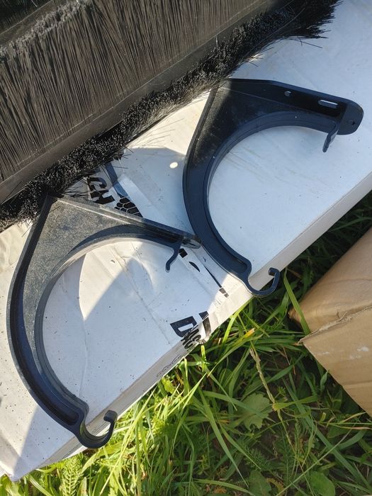 Wieszaki i inne do rynien czarne