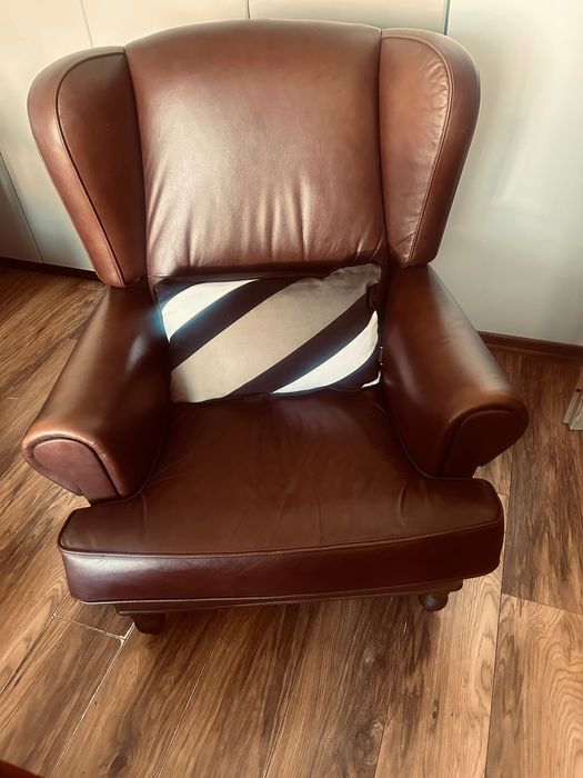 Skórzany, brązowy fotel uszak.
