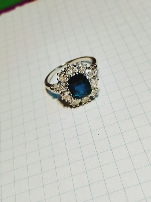 Pierścionek zaręczynowy z szafirem "halo"