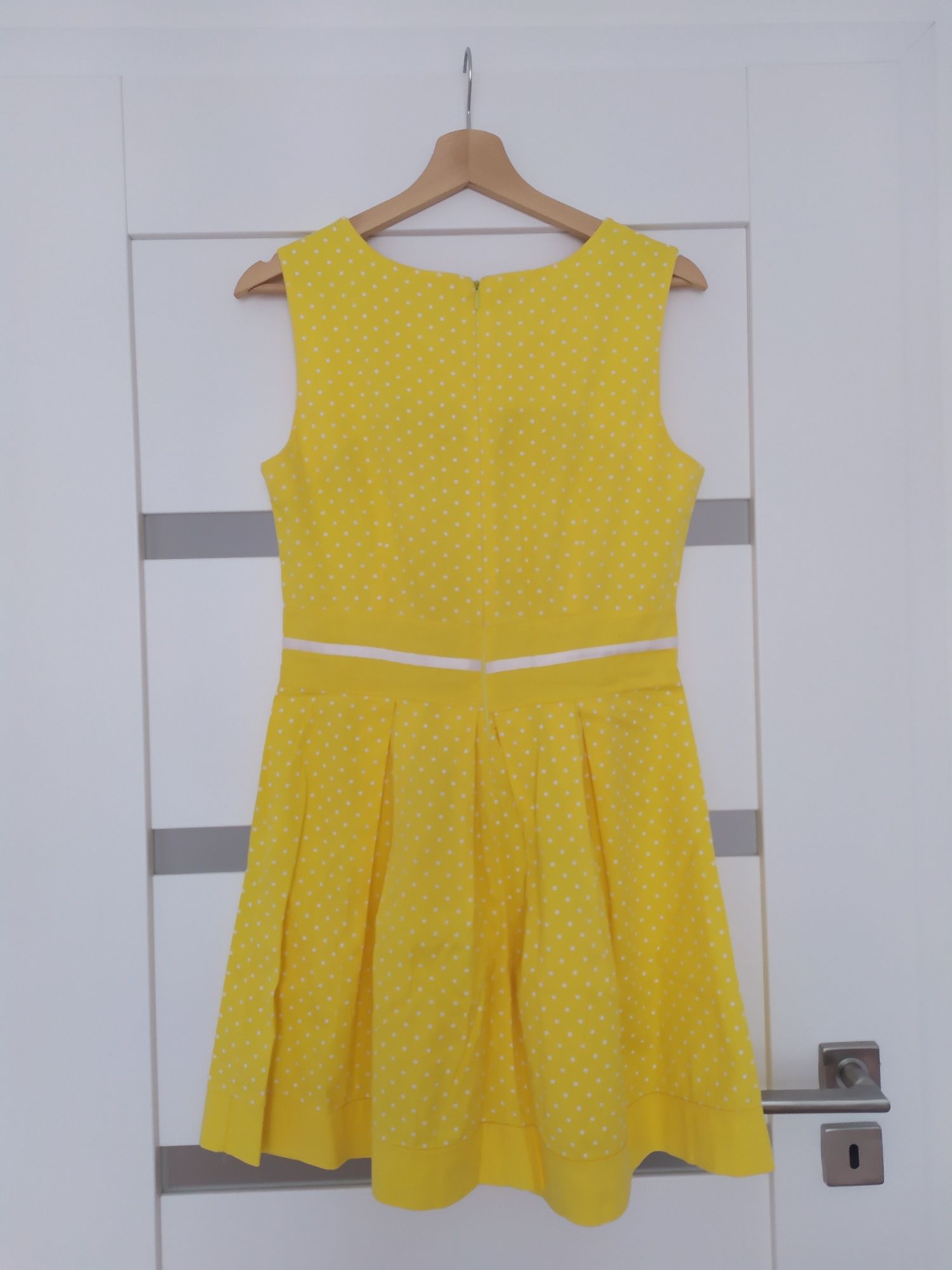 Śliczna jaskrawa żółta sukienka w białe groszki (polka dot)