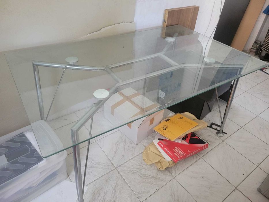 Mesa de vidro para desocupar
