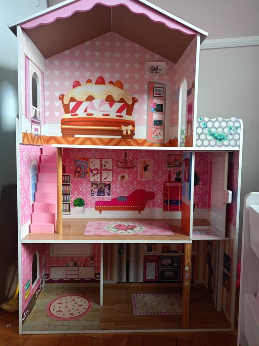 Drewniany duży domek dla lalek