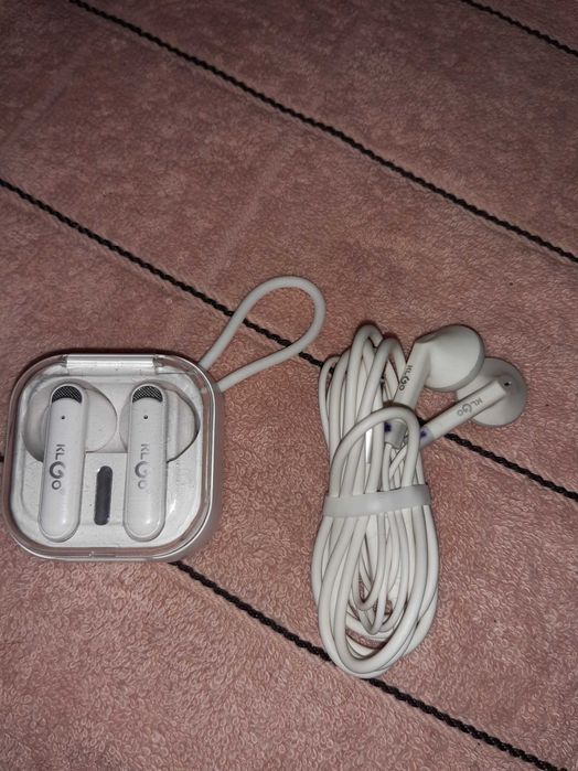 Навушники бездротові та звичайні