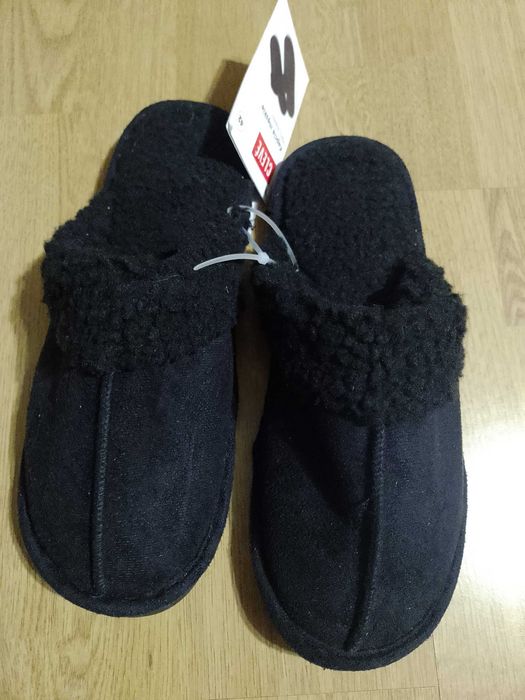 Czarne papcie, pantofle