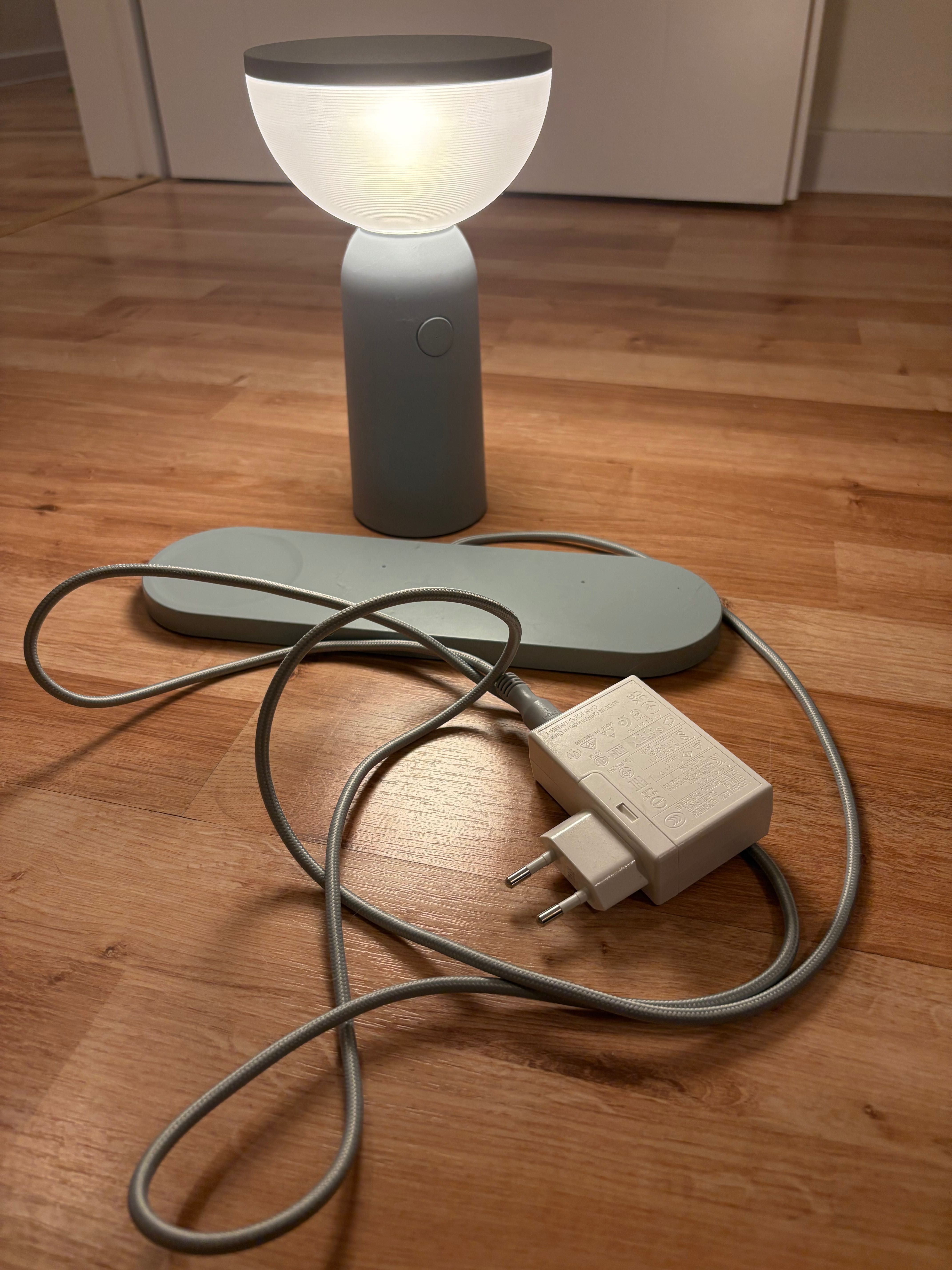Ikea Bettorp Lampka stołowa / nocna z ładowarką indukcyjną Qi