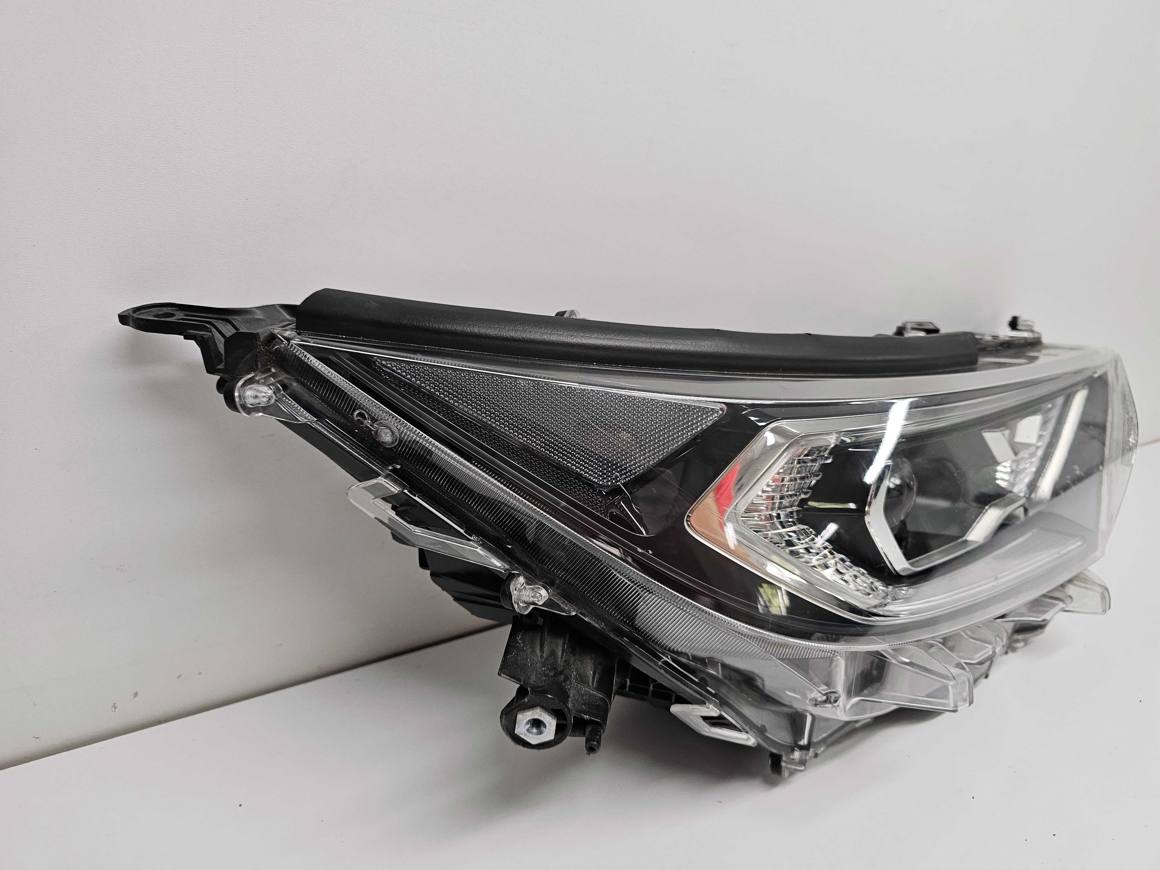 TOYOTA RAV4 V 5 lampa prawa przednia przód led 19-