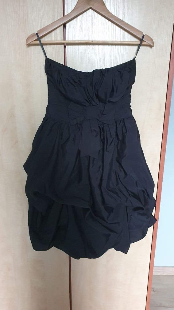 Czarna elegancka sukienka bombka