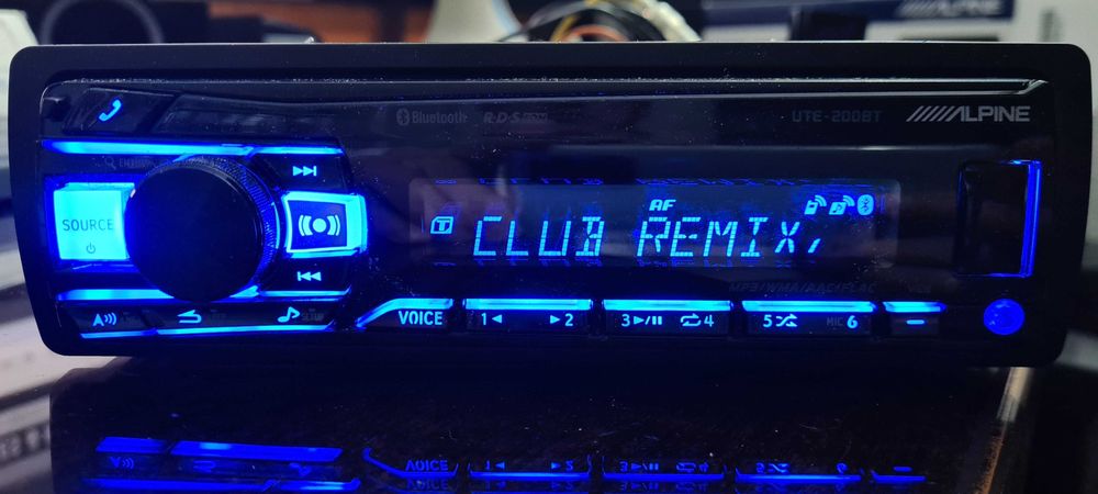 Auto-rádio Alpine UTE-200BT em caixa c/ novo, tem Bluetooth