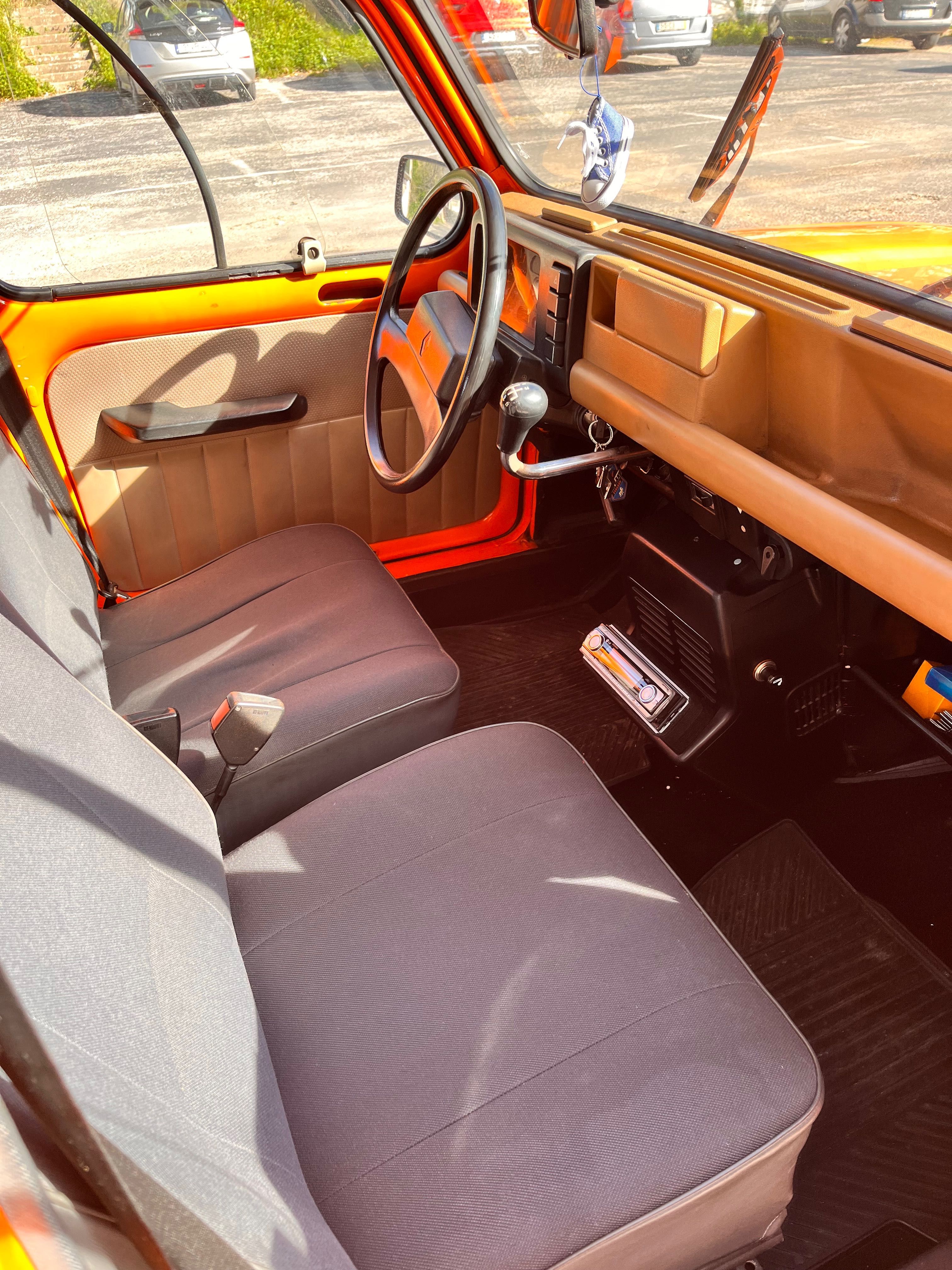 Renault 4L laranja