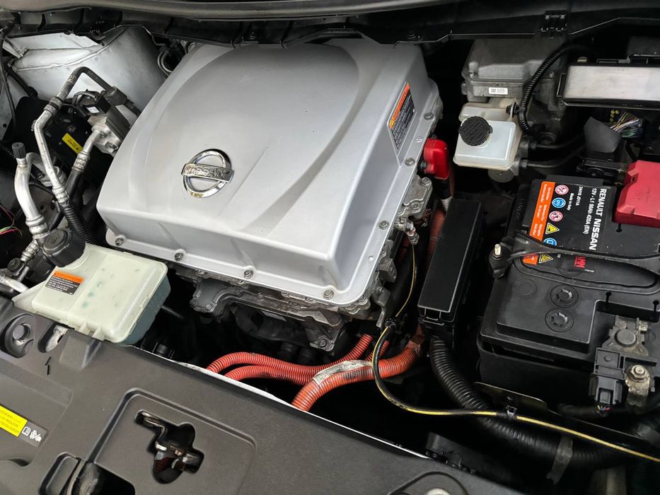 Продам Nissan Leaf