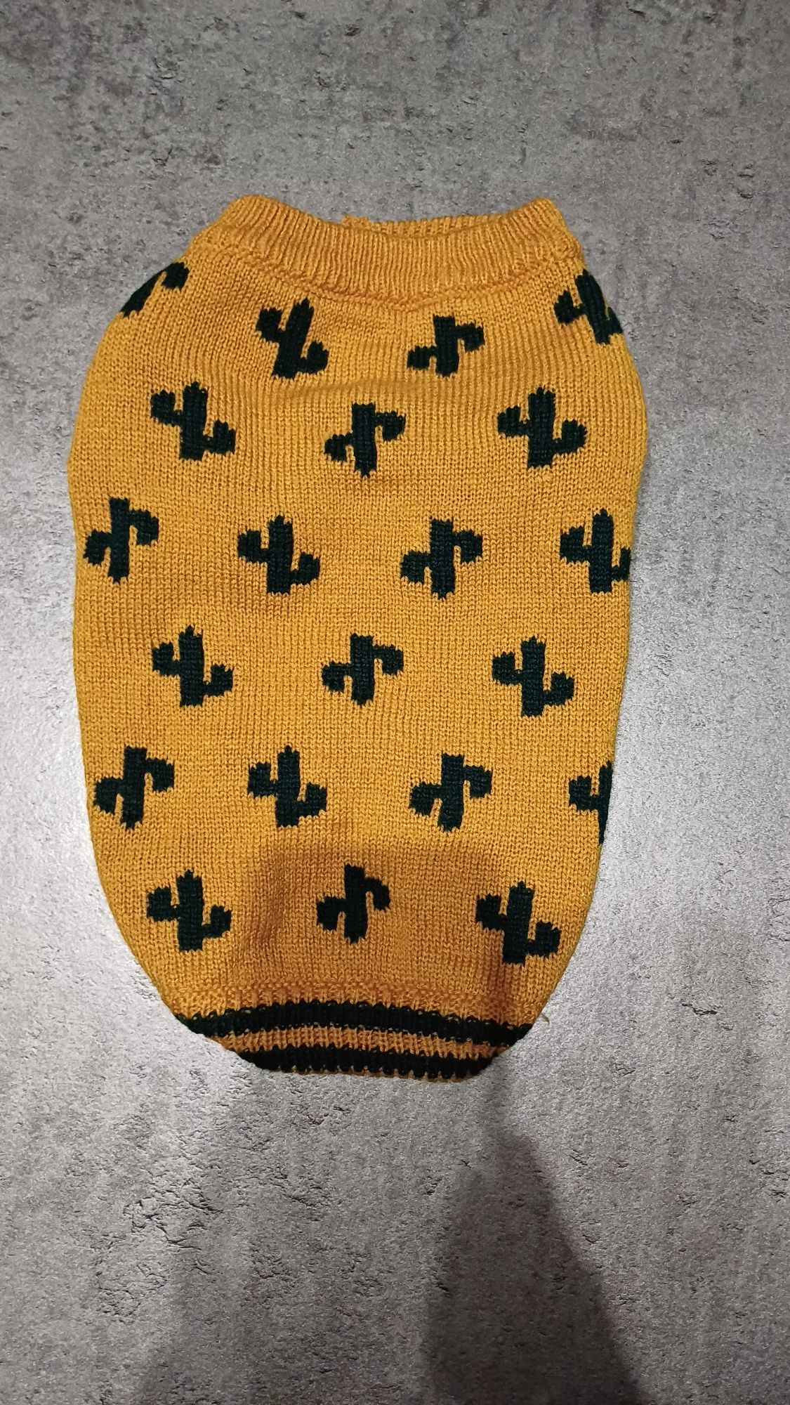 Sweter dla psa kaktusy