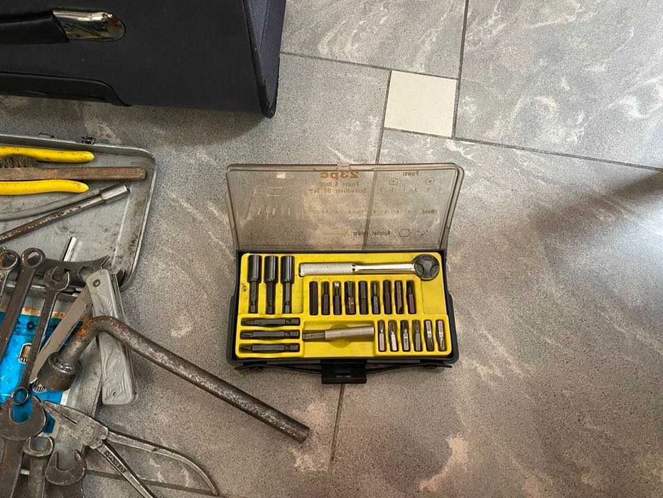 Narzędzia, wiertarki 3 szt., lutownice 2 szt, podnośnik samochodowy