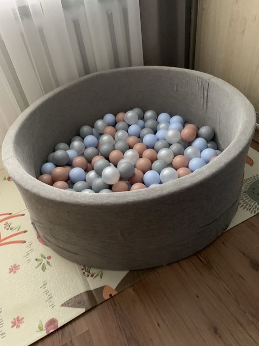 Продам сухий басейн з кульками!