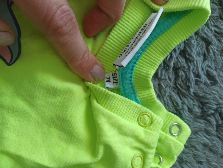 Dwa zestawy spodenki plus bluzeczka 74