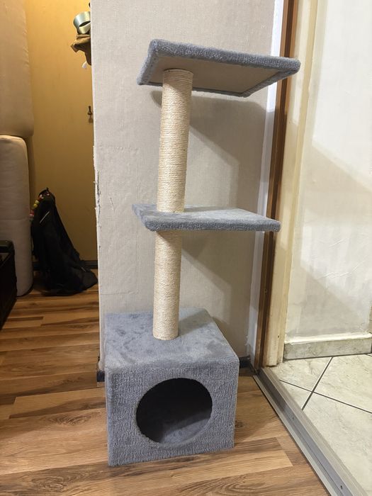 Piętrowy domek drapak dla kota