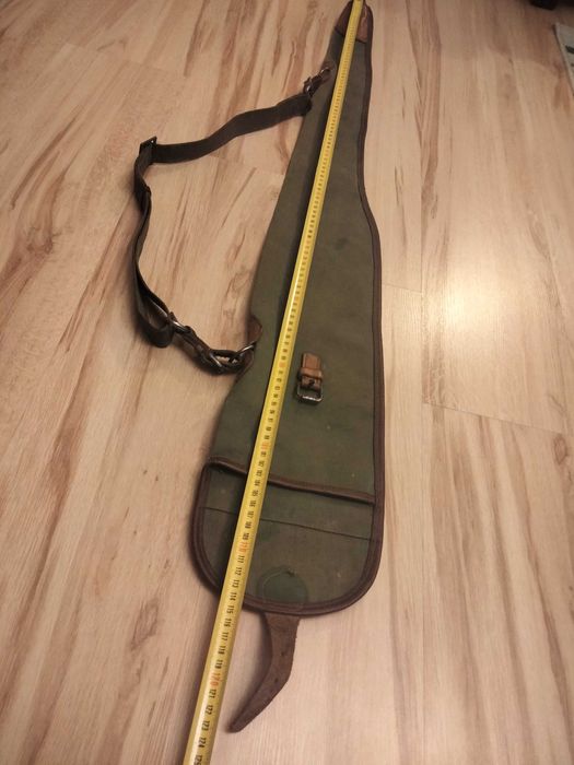 Pokrowiec parciany na wiatrówkę, z ciemną lamówką i paskiem.