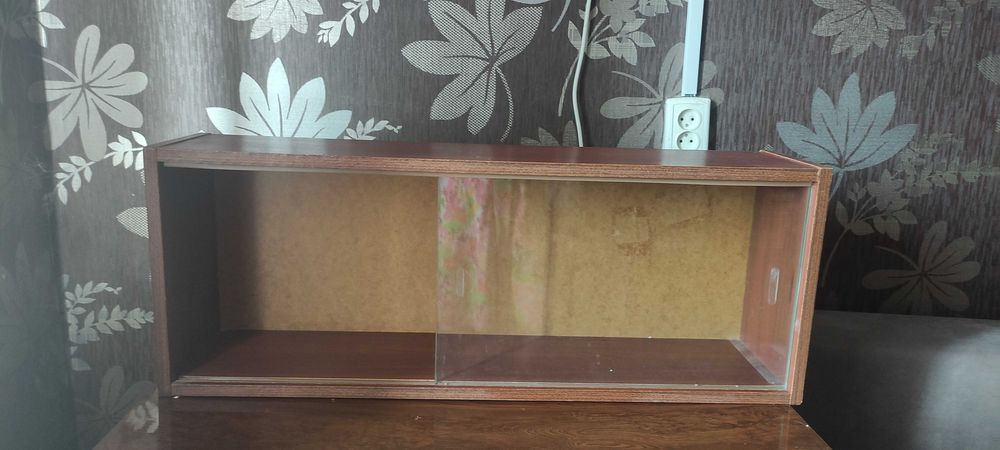 книжная полка со стеклами. Ретро мебель