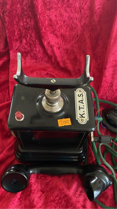 Zabytkowy telefon na korbkę