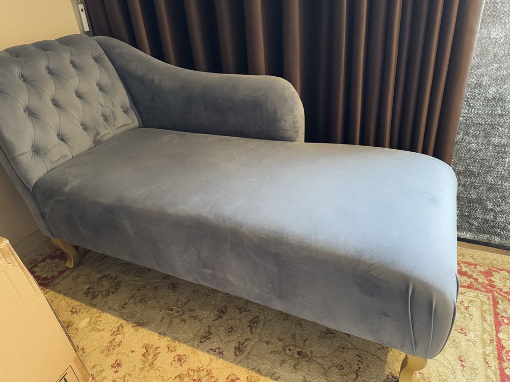 Chaise longue azul com pes dourado