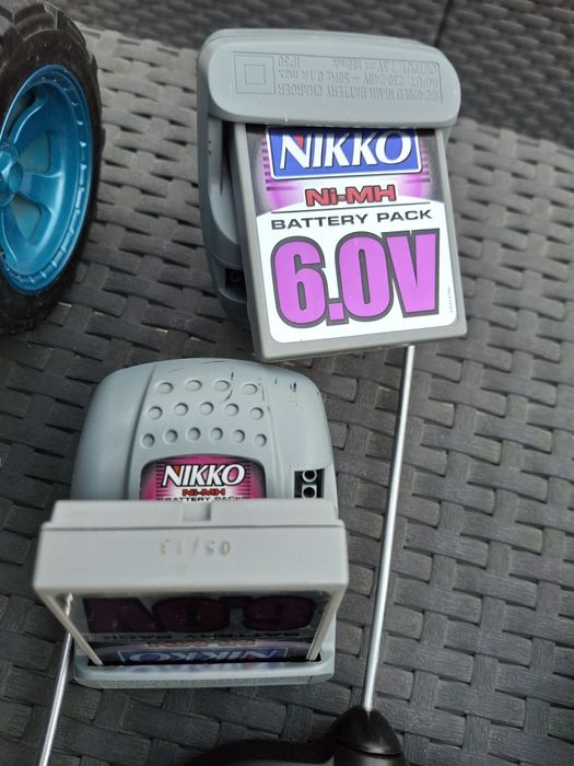2 carros telecomandados Nikko de 6.0V.