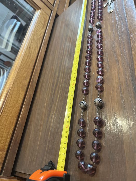 Terço em vidro com cristo e varias medalhas