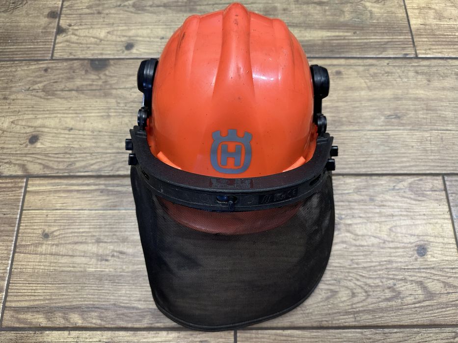 Kask ochronny HUSQVARNA dla drwali, kask do prac leśnych 55X62 cm.