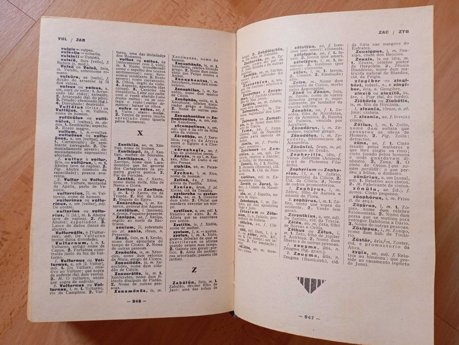 Dicionário Latino Português poe Francisco Torrinha