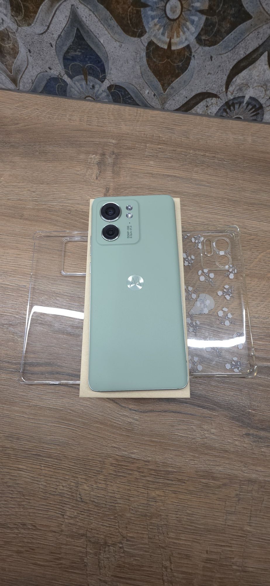 Продам телефон Motorola edge 40  8/256 green