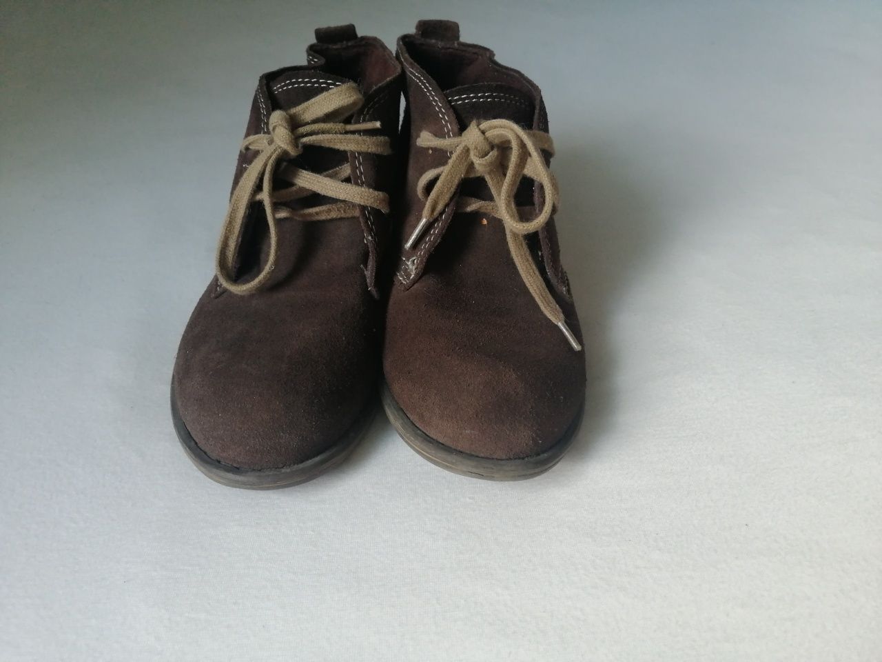 Демисезонные замшевые ботинки р. 37 коричневого цвета