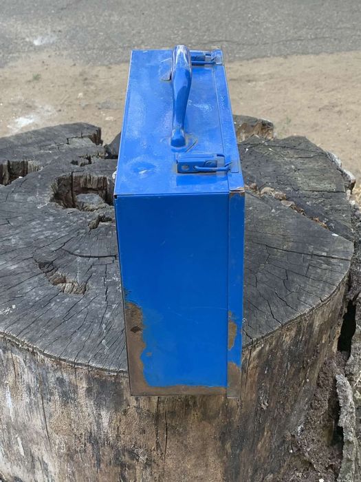 Металлический чемодан из Германии.