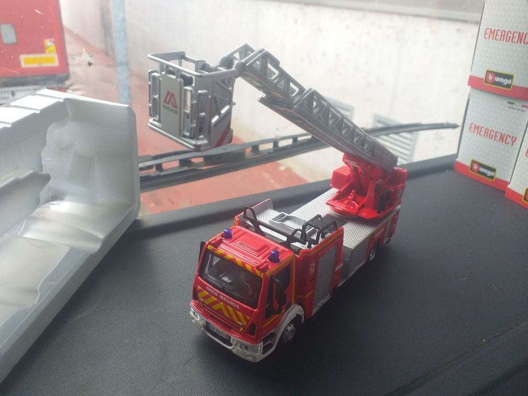 Miniaturas de carros bombeiros.