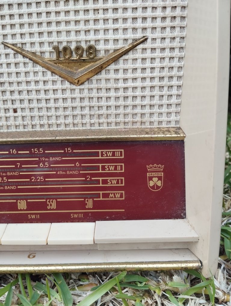 Rádio de válvulas Grundig 1098