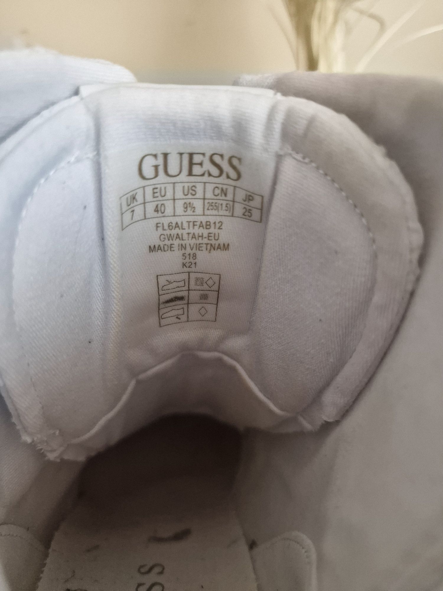 Buty na koturnie Guess