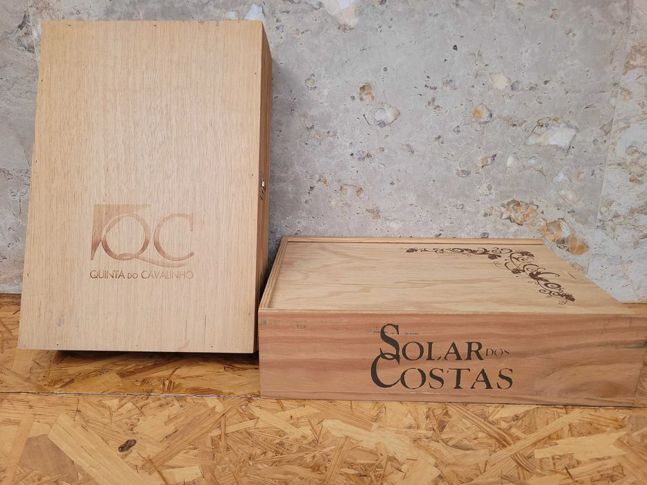 Caixas de garrafas de vinho em madeira vazias